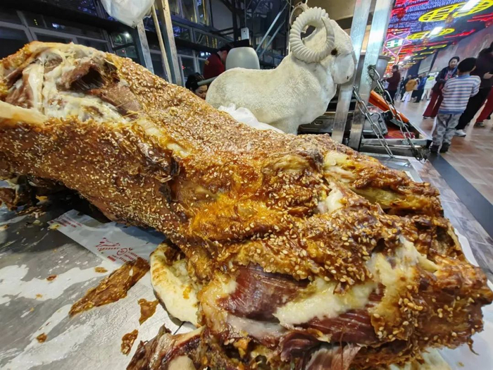 乌鲁木齐市特色美食——烤全羊。王小军 摄