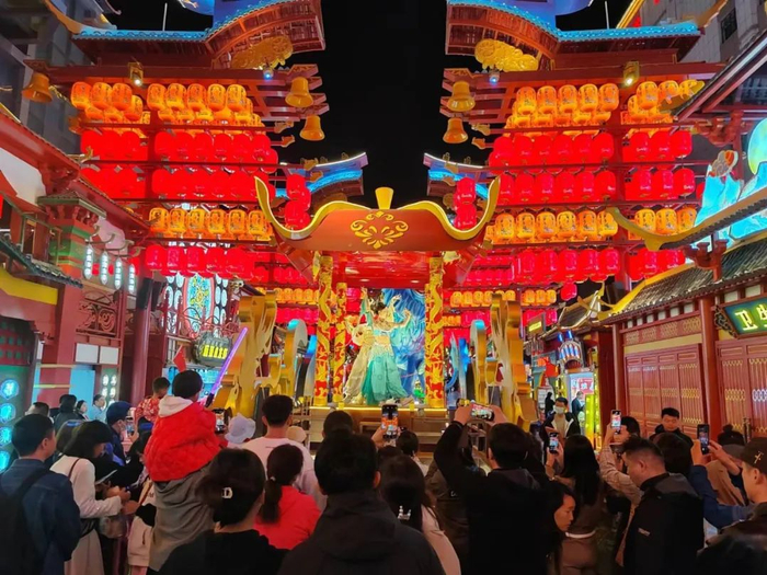 天山明月冰雪城。王小军 摄