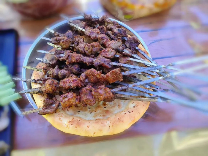 烤羊肉串。王小军 摄
