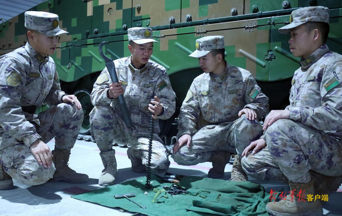 蒋亚楠（左二）给骨干示范如何保养装备。徐浩摄