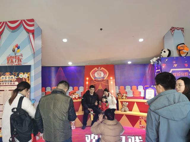 观众在《欢乐马戏》打卡 诸葛漪摄