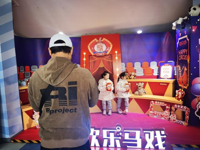 观众在《欢乐马戏》打卡 诸葛漪摄