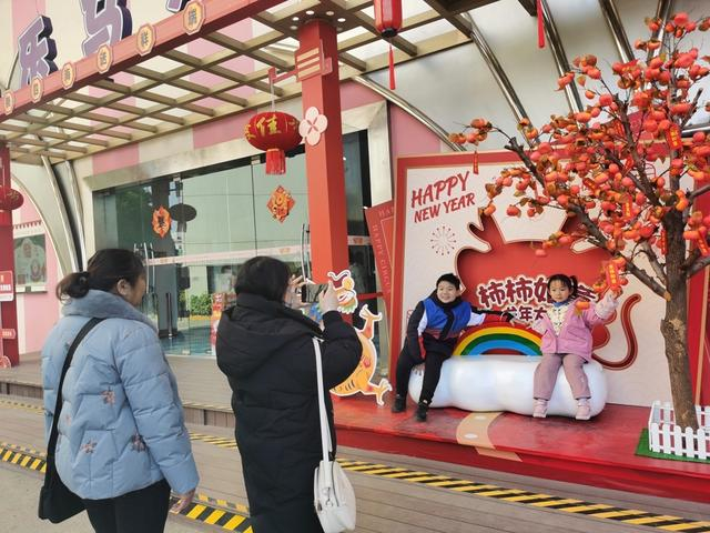 观众在《欢乐马戏》打卡 诸葛漪摄