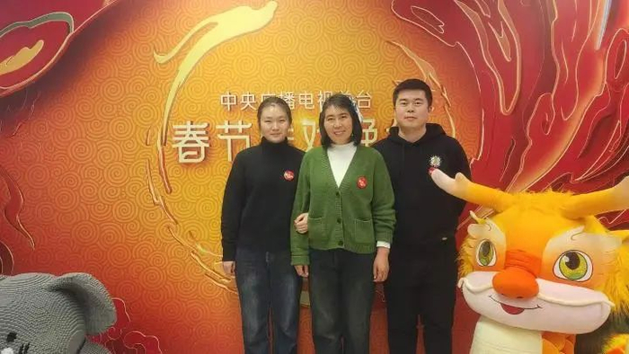 裴爱民和女儿在春晚现场留影。受访者供图