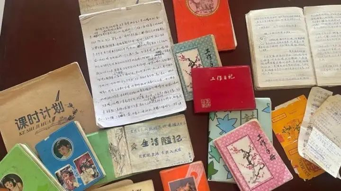 裴爱民的日记本。受访者供图