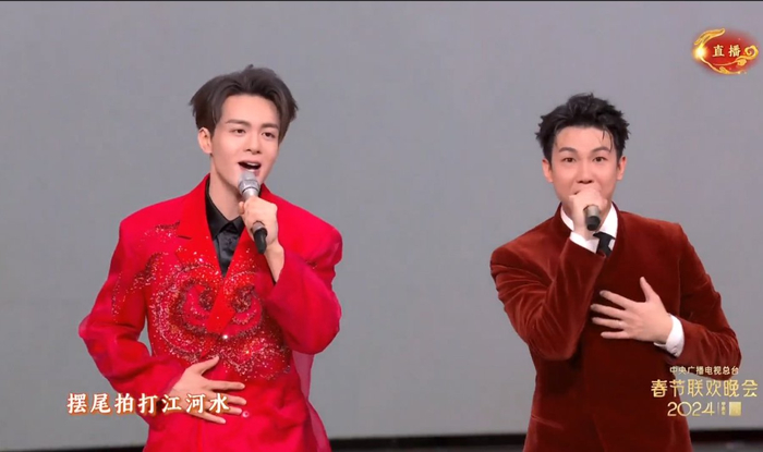 白举纲（右）在创意年俗秀《别开生面》