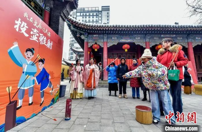 游客参与投壶等传统文化互动游戏。刘新 摄