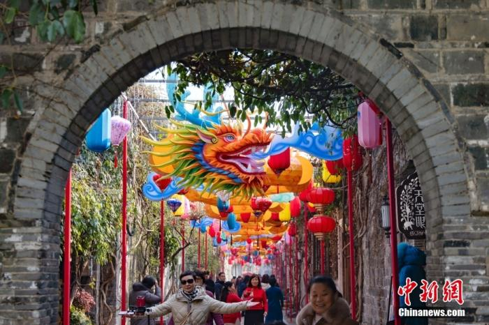   资料图：腾龙灯彩亮相南京城南老街，营造新年喜庆氛围。中新社记者 泱波 摄
