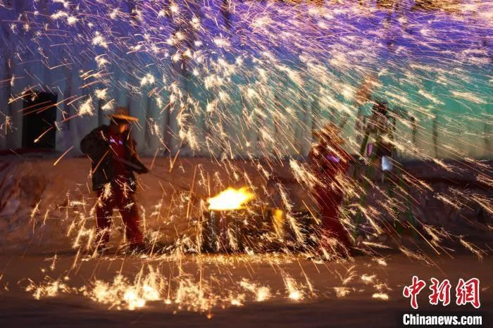 天山明月城师傅将滚烫的铁水打向空中。姚治超 摄