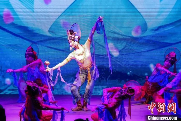 新疆博物馆推出“文物活化舞台剧”《千年之语》，图为节目“龟兹乐舞”。苟继鹏 摄