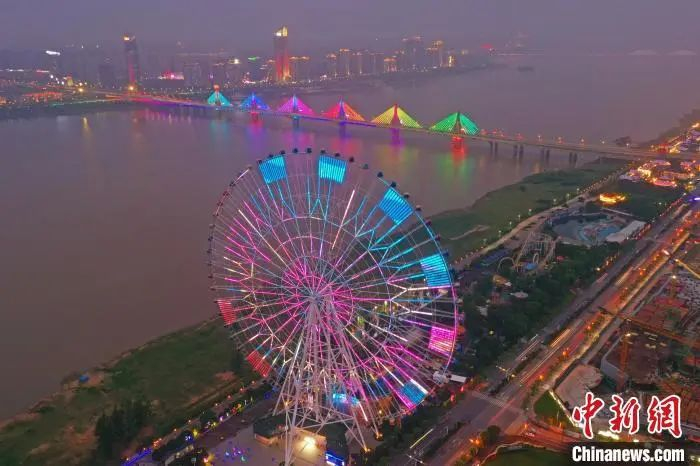 "南昌之星"摩天轮亮起绚丽的灯光.刘占昆 摄