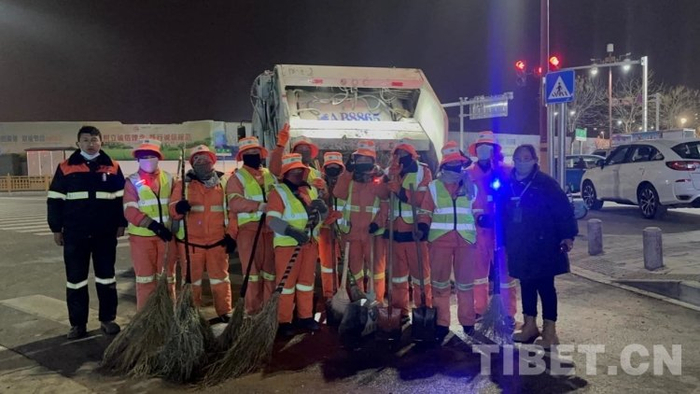 图为坚守岗位的环卫工人摄影：旦曲