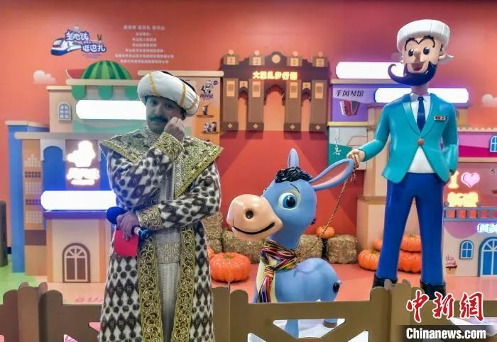 演员扮演的“阿凡提”在乌鲁木齐市二道桥地铁文化主题站做推介。刘新 摄