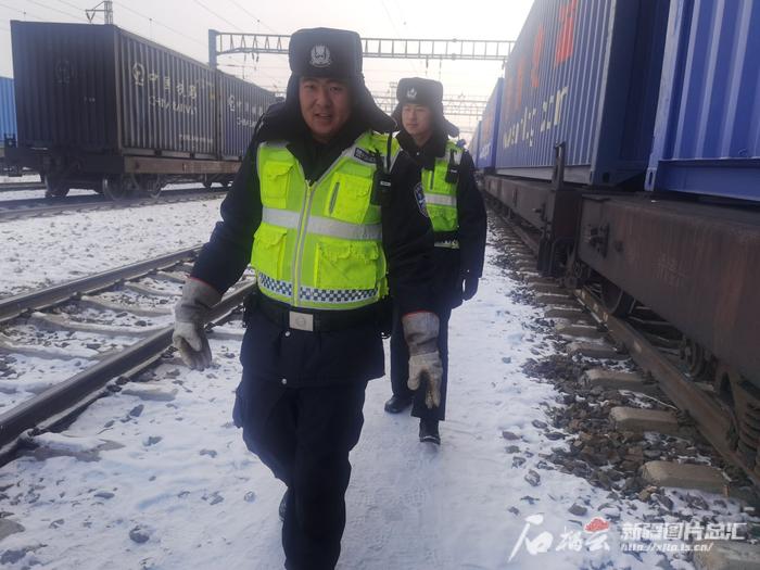 2月7日上午，齐浩浩和徐乾龙走在铁路准轨执勤现场，准备对出境的中欧班列进行检查。天山网-新疆日报记者 白素君摄