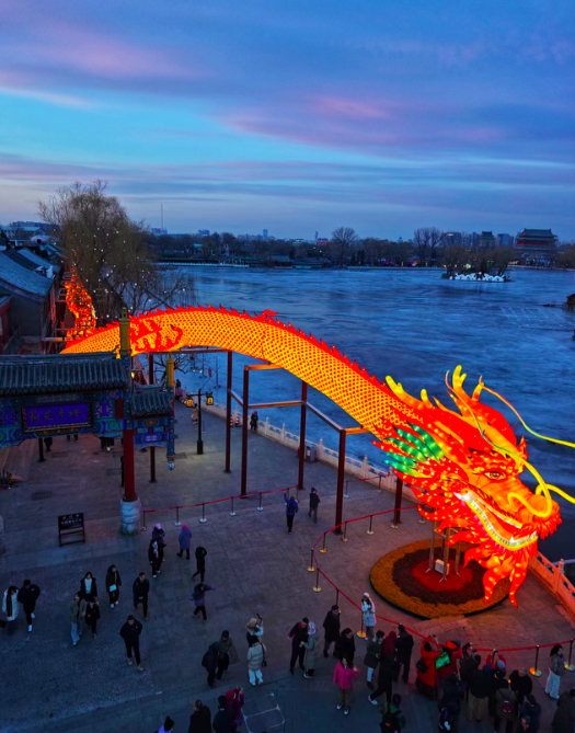 什刹海节日氛围拉满!荷花市场百米龙灯吸睛|胡同_新浪