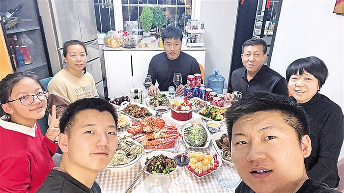 2月9日，彭阳县白阳镇富阳路社区南苑小区，李世杰一家人在吃年夜饭。宁夏日报通讯员 李国强 摄