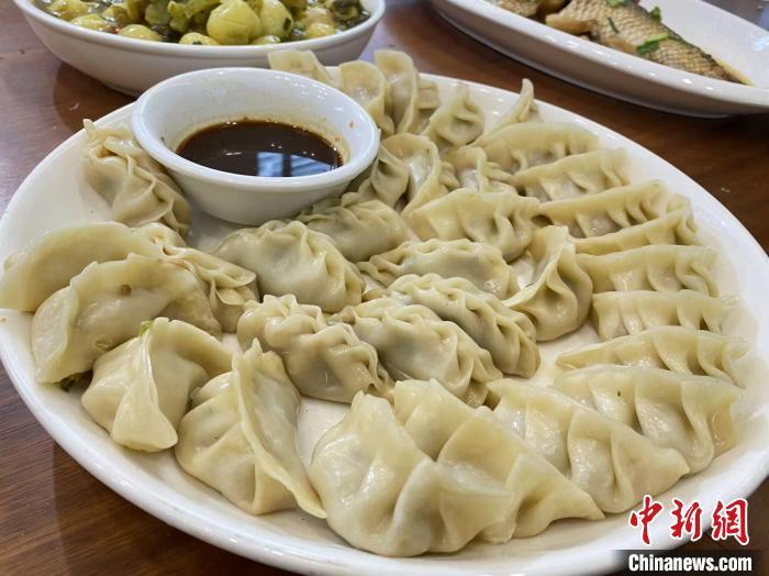   资料图：饺子，是过年期间的“主角”之一。李典 摄