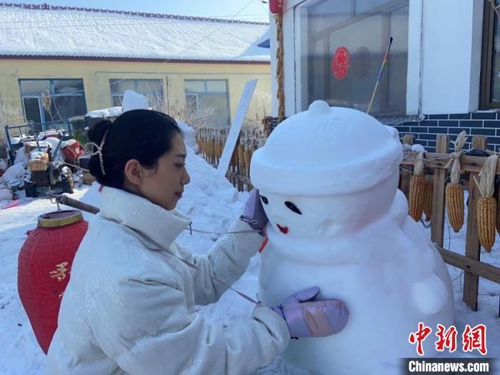 杨家佳在民宿外堆雪人。　杨家佳 供图