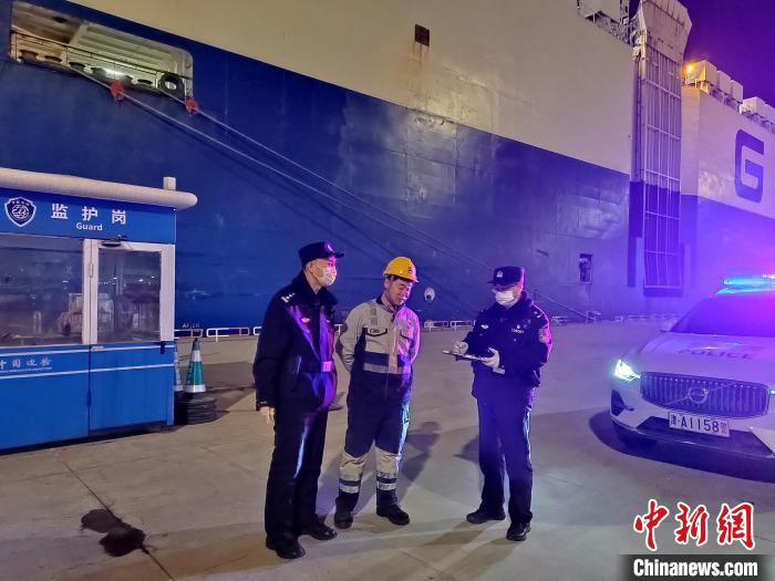 2024年春节期间值班的刘善亮,王兵在辖区码头巡逻.东港边检站供图