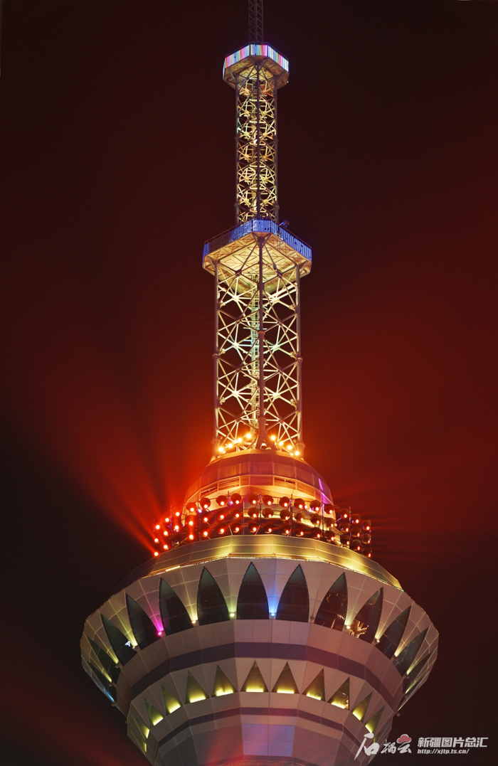 被灯光装扮一新的昆仑塔。石榴云/新疆日报记者 刘萌萌摄