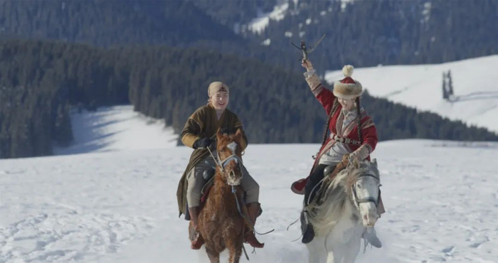 新疆乌鲁木齐市当地牧民表演传统节目——姑娘追。新疆雅辞文化供图