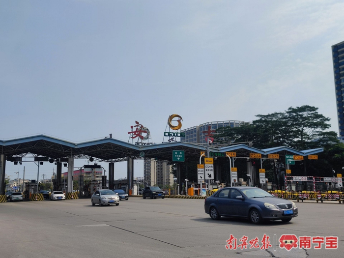 2月9日13时许，安吉收费站内车辆通行有序。记者 苏昭宇 摄