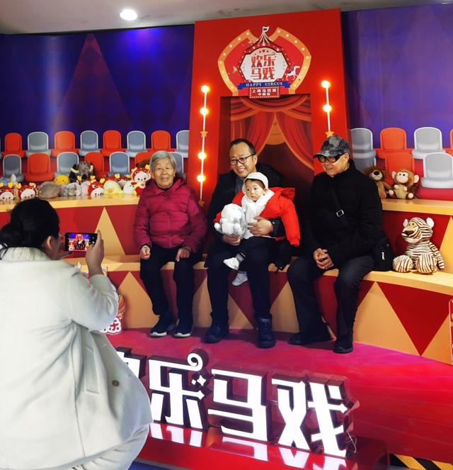 观众在《欢乐马戏》打卡 诸葛漪摄