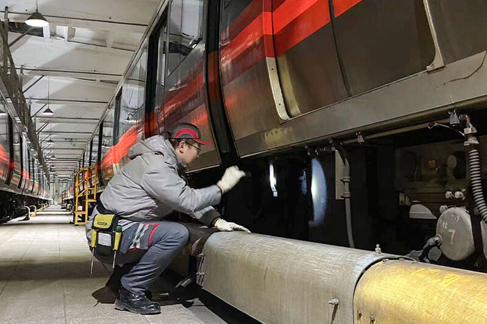 车辆检修员正在工作。 中青报·中青网记者 黄丹玮/摄