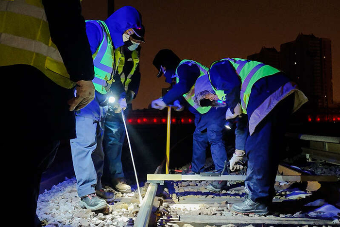 地铁线路维修工正在调整轨道的几何尺寸。 中青报·中青网记者 王羽璋/摄