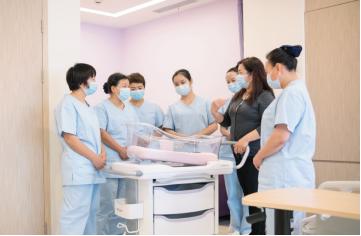 优护佳专护师在上海和睦家医院内接受专业的母婴护理课程培训
