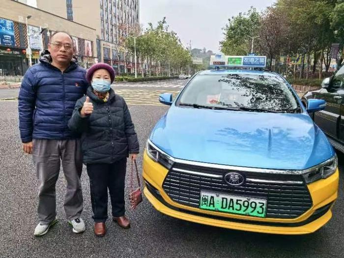 陈章宇送老人到医院。受访者 供图