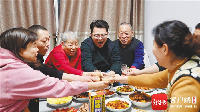 山东济宁市民姚方霞家的年夜饭上有海南菠萝炒咕噜肉。海报集团全媒体中心记者 曹志 摄