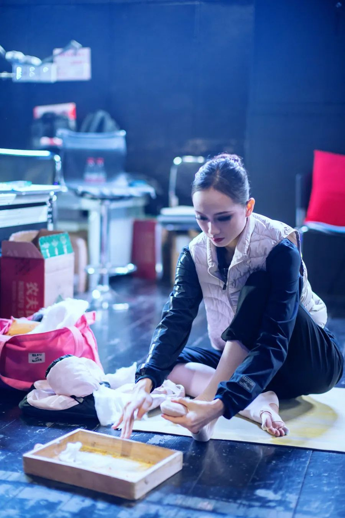 演出前的侧幕，戚冰雪在黑暗中穿足尖鞋 董天晔 摄