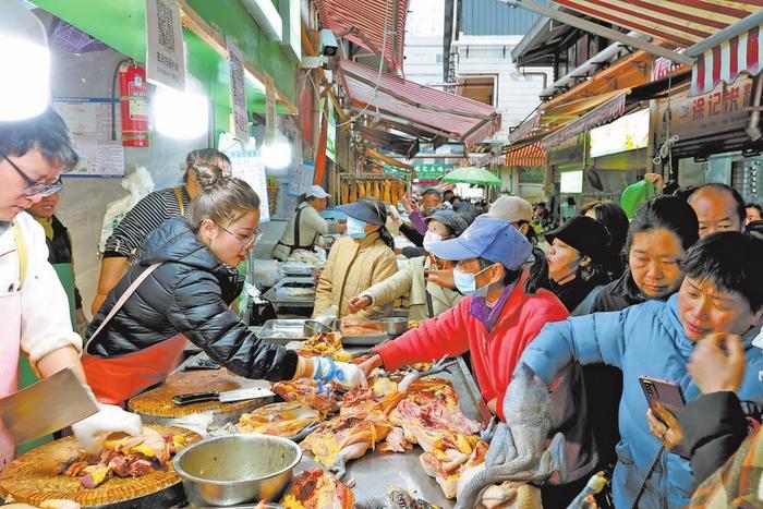 云南:烟火升腾年味浓 市场红火消费旺