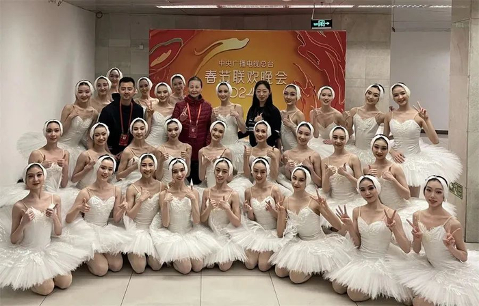 上海芭蕾舞团的演员们在春晚排练后台