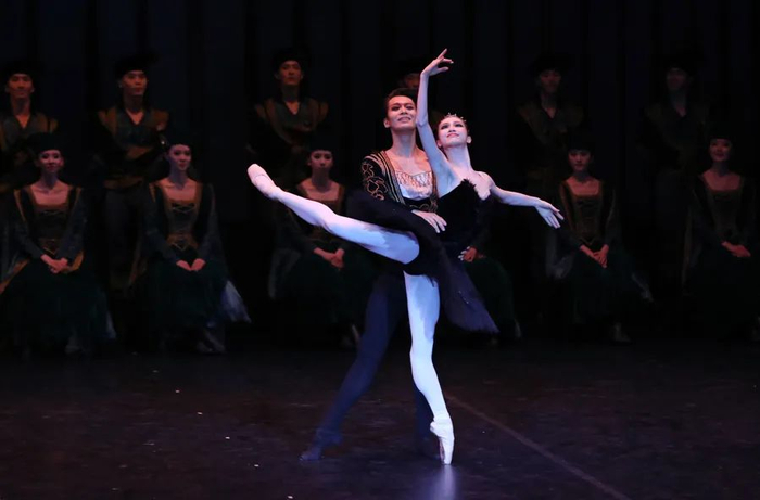 戚冰雪演绎“黑天鹅” 上海芭蕾舞团提供