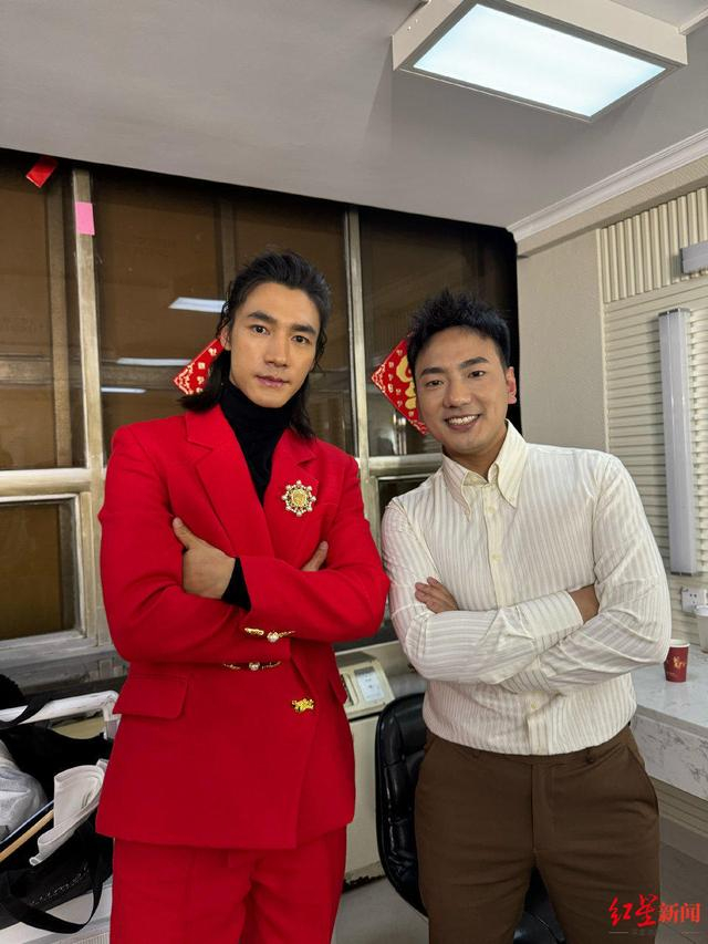 ▲海来阿木（右）和此沙