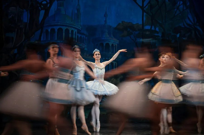 戚冰雪演绎《剧院魅影》 董天晔 摄