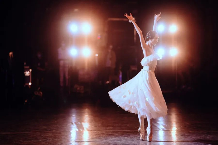 戚冰雪演绎《茶花女》 董天晔 摄