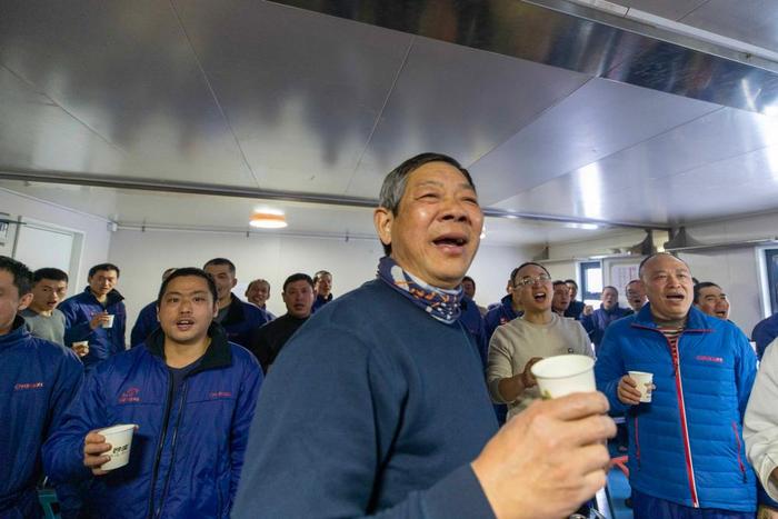   中国第40次南极考察队员在年夜饭上举杯。新华社记者周圆 摄