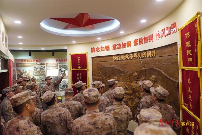 集团军官兵代表参观“钢八连”荣誉室。徐浩 摄