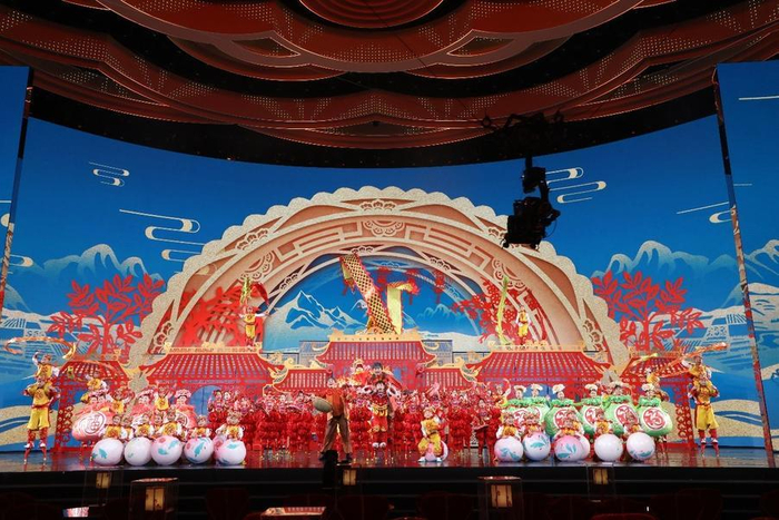 2023央视春晚《我和爷爷踩高跷》