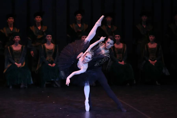 上海芭蕾舞团首席主要演员吴虎生、戚冰雪