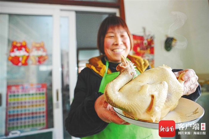 在河南新乡，白切文昌鸡成居民朱素霞家年夜饭主菜。 海南日报记者 王程龙 摄