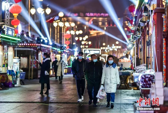 新疆乌鲁木齐市大巴扎景区灯光秀，吸引市民及游客前来观光。刘新 摄