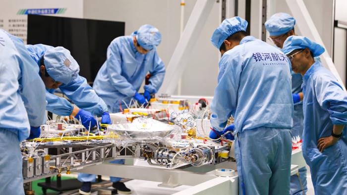 2023年5月6日,银河航天北京方舟实验室内,技术人员正开展卫星技术研发