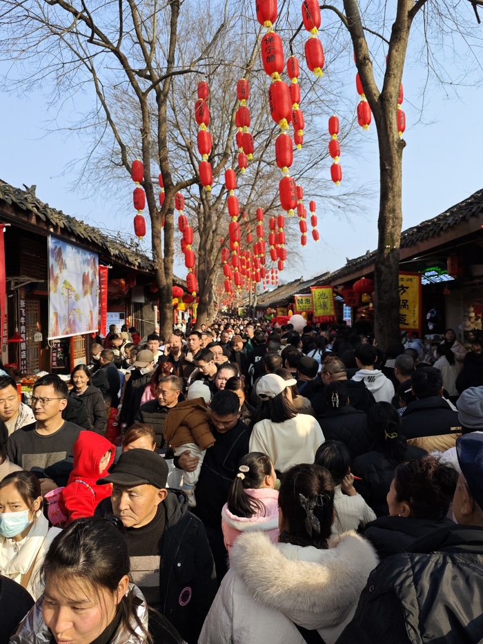 阆中古城游人如织（南充文广旅局供图）