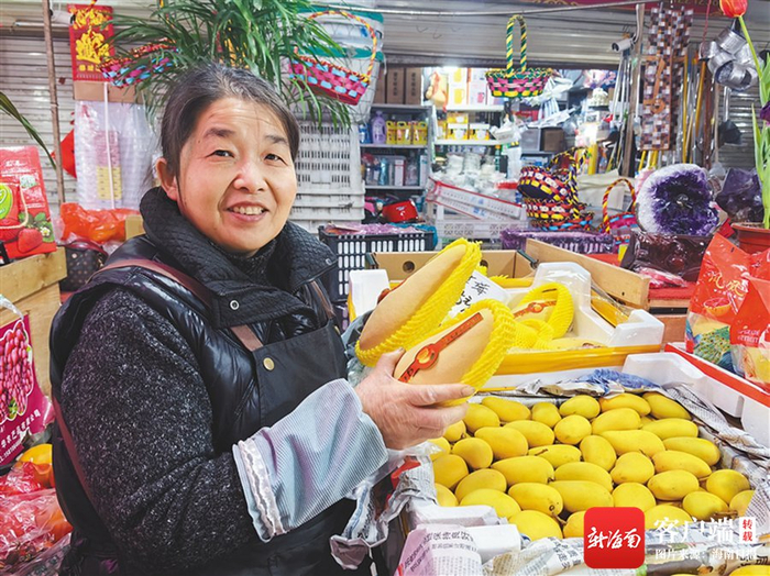 在天津一家水果店，店主在向顾客推销海南芒果。 海南日报记者 马珂 摄