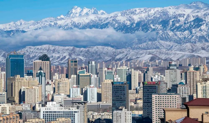 天山脚下的乌鲁木齐市城区一角 新华社记者 胡虎虎 摄