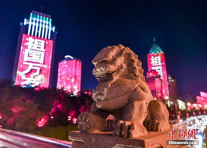 新疆乌鲁木齐市西大桥桥头的石狮子与璀璨灯光秀相互辉映。刘新 摄